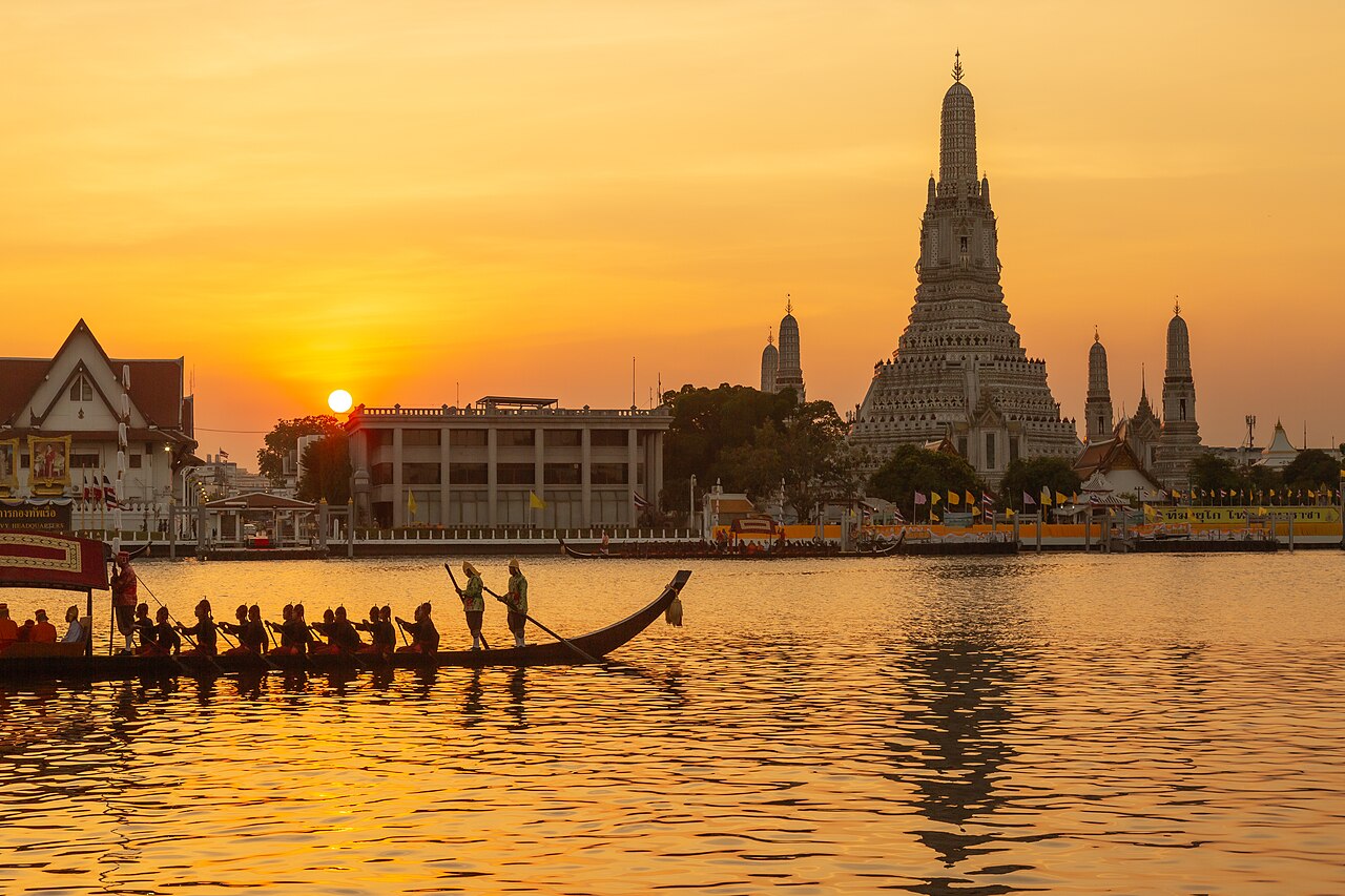 ชุดไทยวัดอรุณ
